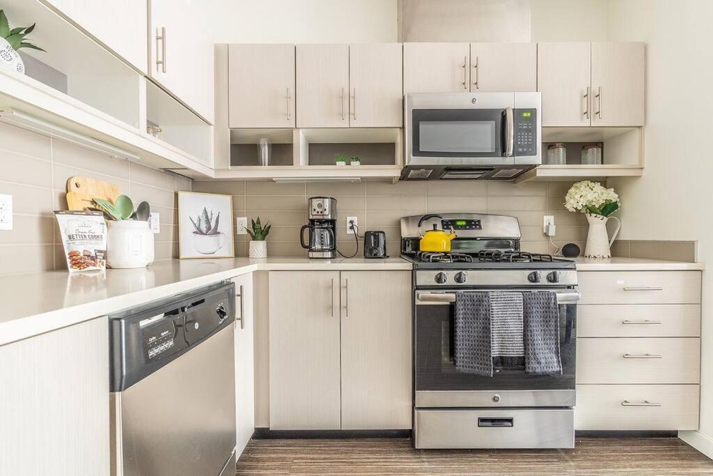 One Bedroom Luxury Apartment Сіетл Екстер'єр фото