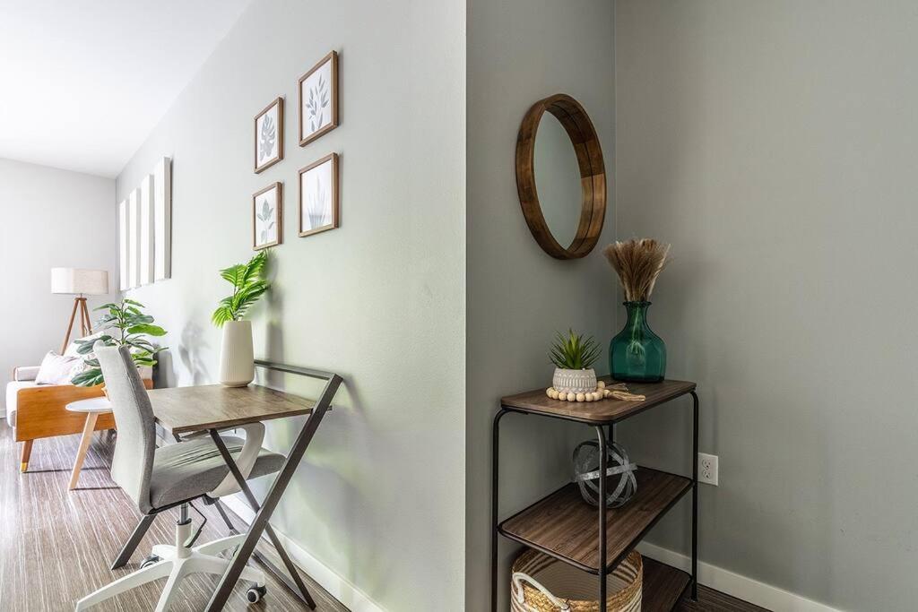 One Bedroom Luxury Apartment Сіетл Екстер'єр фото