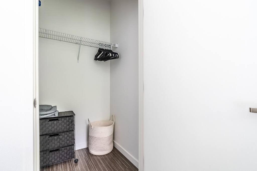 One Bedroom Luxury Apartment Сіетл Екстер'єр фото
