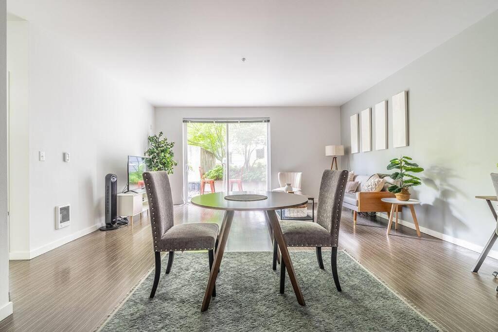 One Bedroom Luxury Apartment Сіетл Екстер'єр фото
