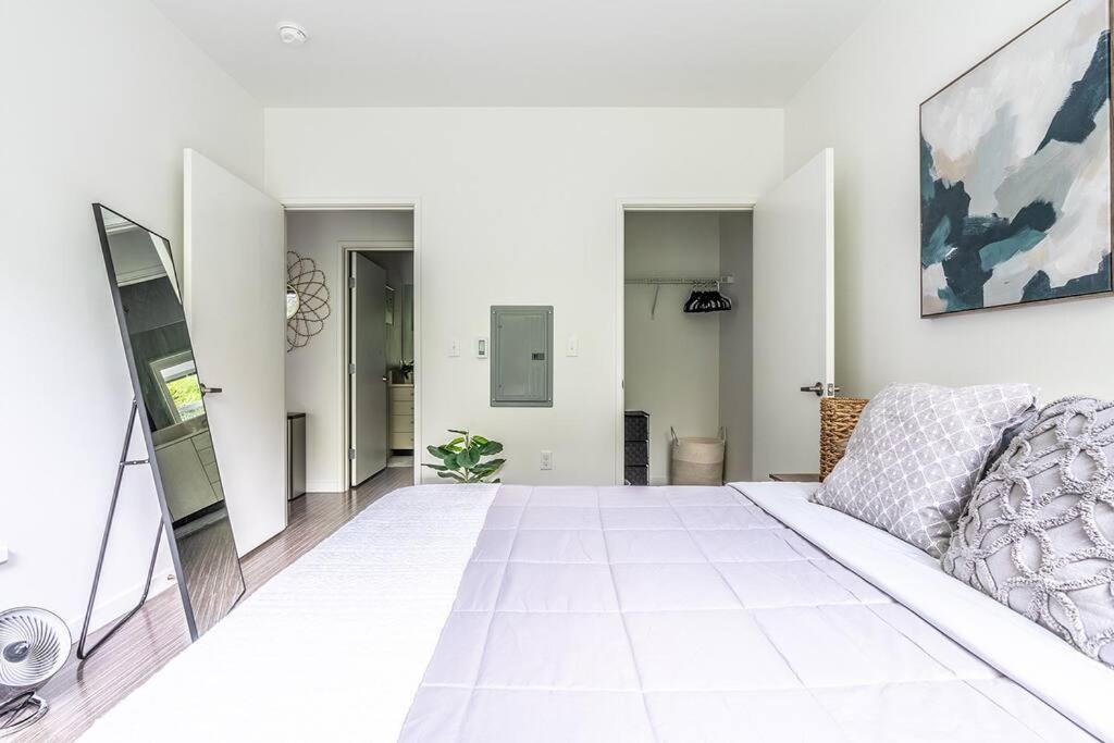 One Bedroom Luxury Apartment Сіетл Екстер'єр фото
